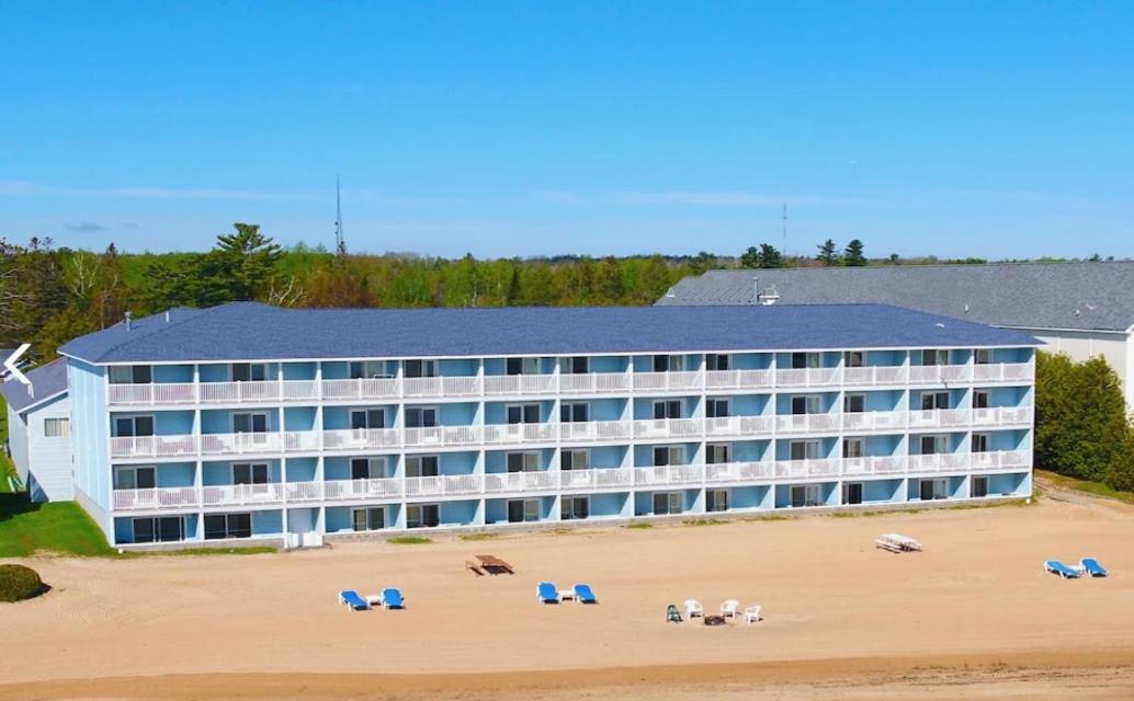 Grand Mackinaw Beachfront And Waterpark Mackinaw City Esterno foto